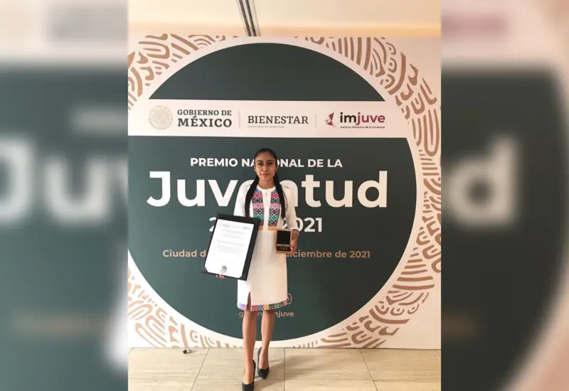 Erika Ruiz y su premio