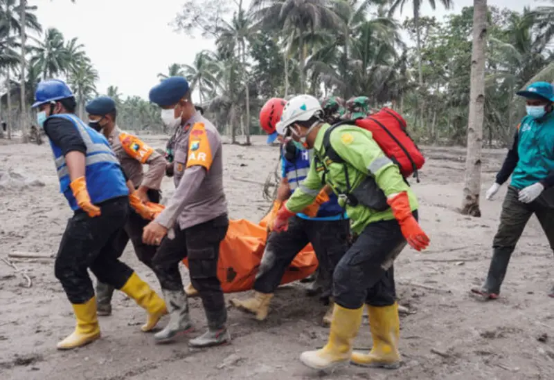 Autoridades indonesias reportan 3,697 personas desplazadas “debido a los daños en sus hogares por los materiales volcánicos”.