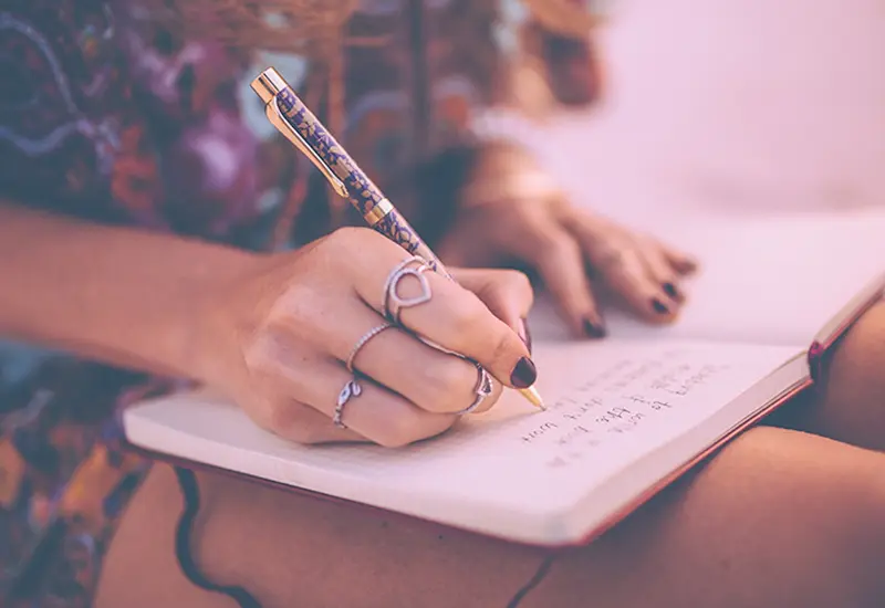Manos escribiendo