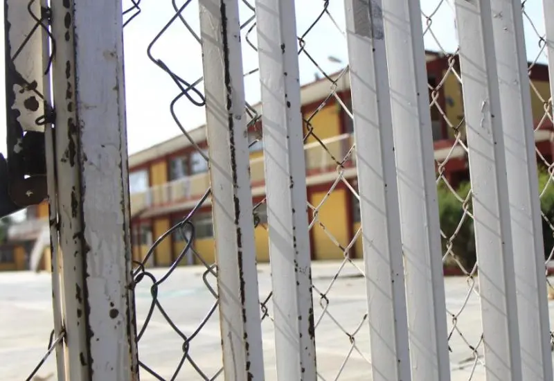 Candado en entrada de escuela