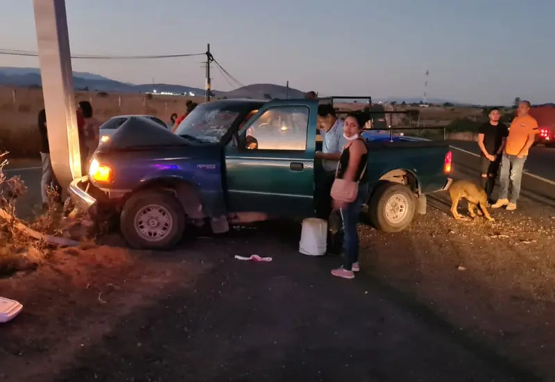 Camioneta chocada contra poste