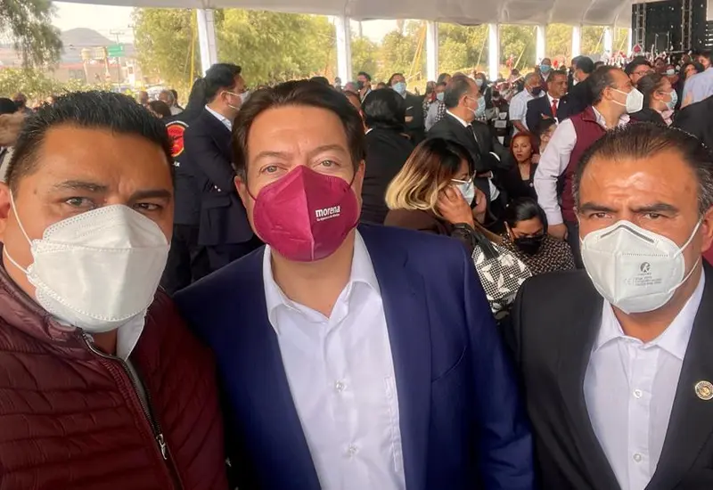 Felipe Arvizu, edil de Ixtapaluca; el presidente de Morena y el diputado Armando Contreras.