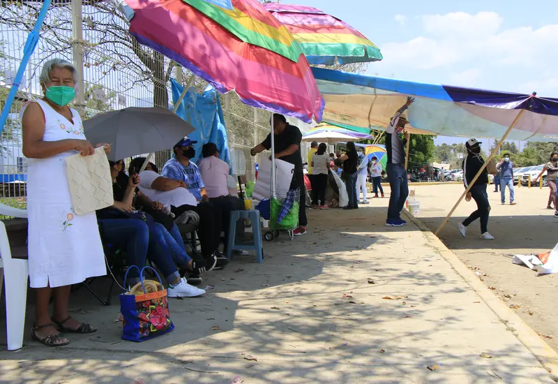 Personas haciendo fila para vacuna