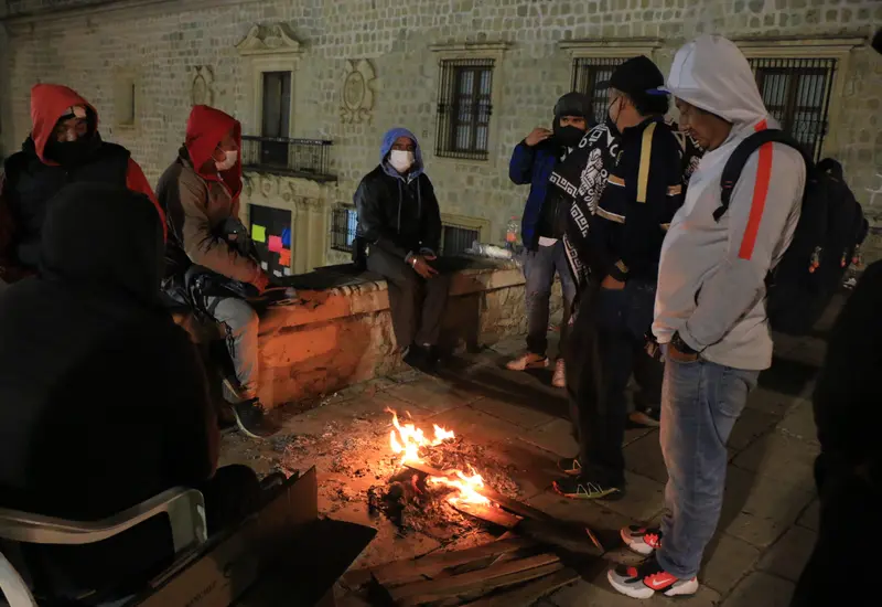 Manifestantes en fogata