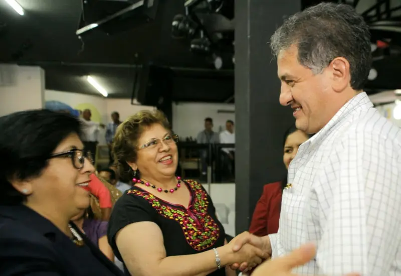 German Espinosa y mujeres