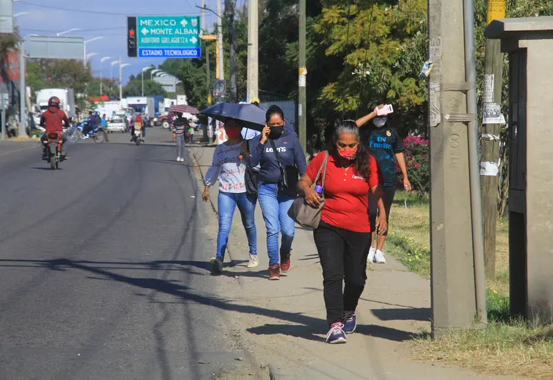 Personas caminando por bloqueo