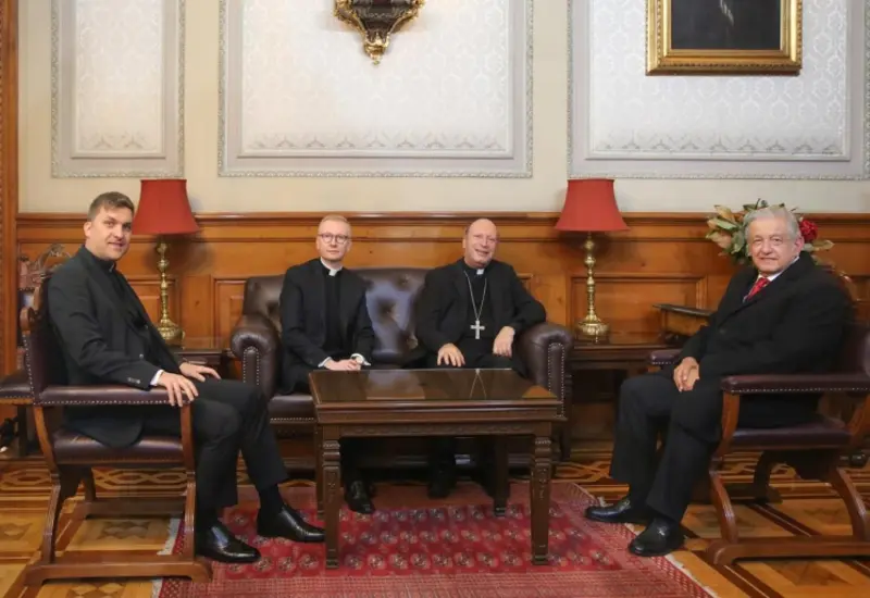 AMLO en reunión.