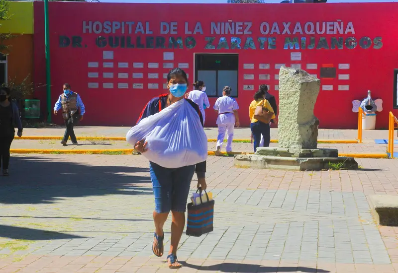Medre frente a hospital de la ninez