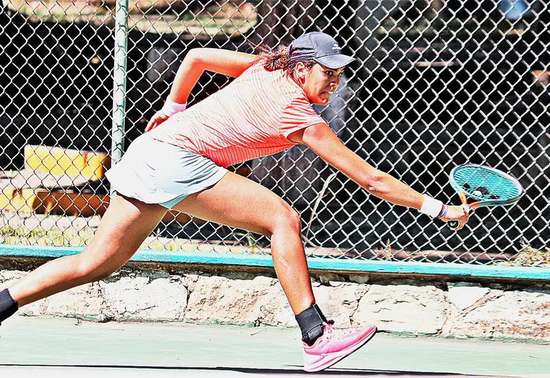 Majo Portillo jugando tenis