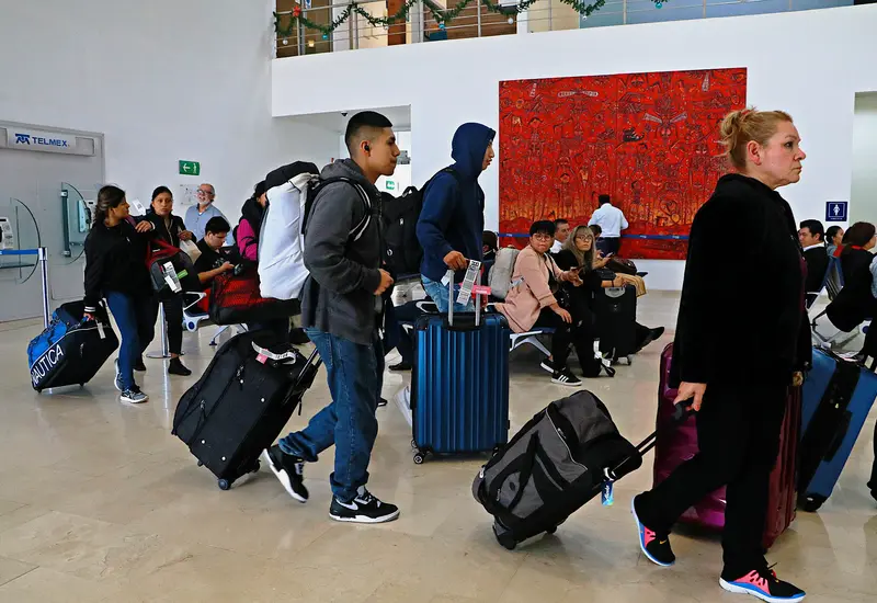 Personas con maletas en aeropuerto