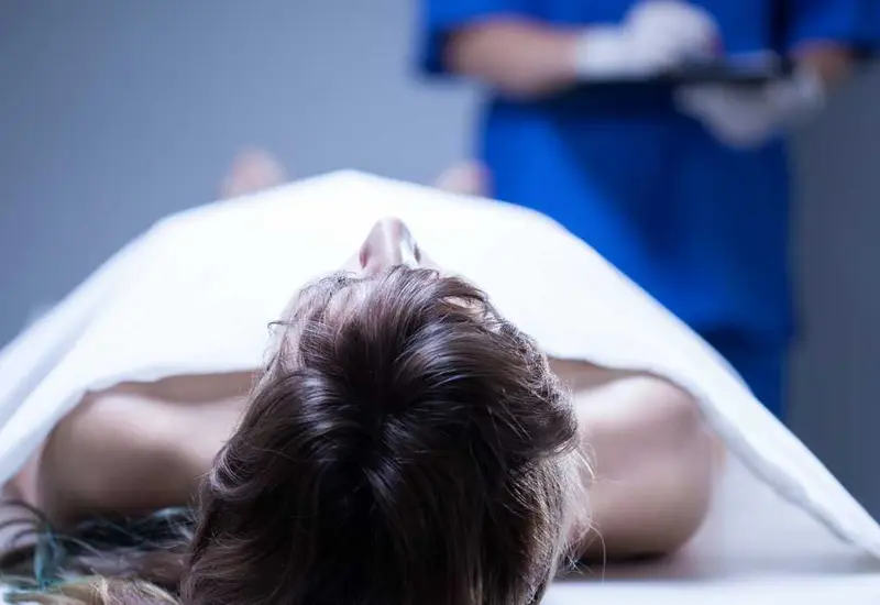 Mujer en la morgue