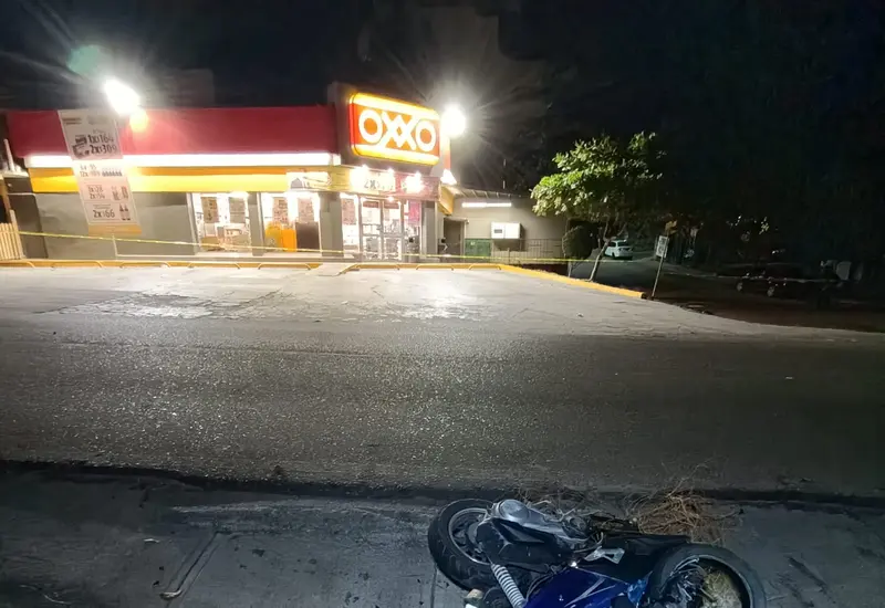 Motocicleta en el asfalto.