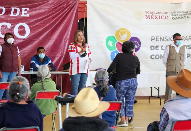 Nancy Ortiz hablando en micrófono