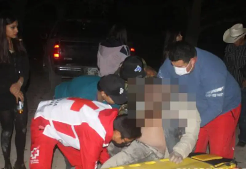 El lesionado resultó con fractura craneoencefálica y golpes en diferente partes de su cuerpo, por lo que se debate entre la vida y la muerte.