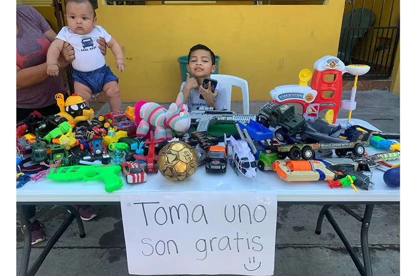 El niño colocó afuera de su hogar una mesa de plástico en donde ofreció sus juguetes más preciados. 
