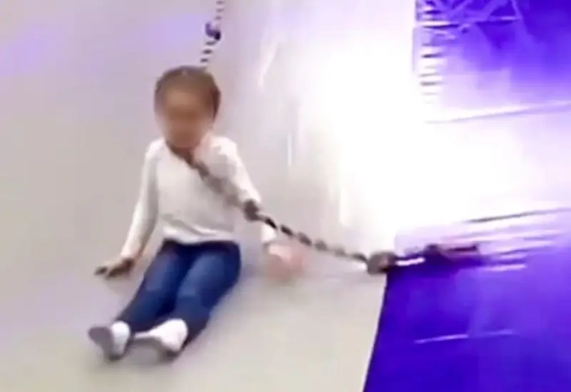 Niña bajando la resbaladilla