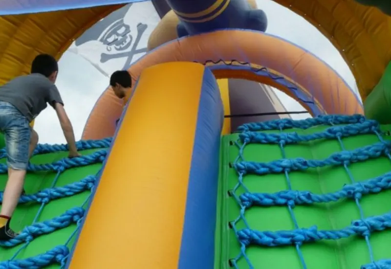 Niños jugando en inflable.