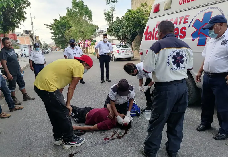 Personal brinda atención médica a persona accidentada