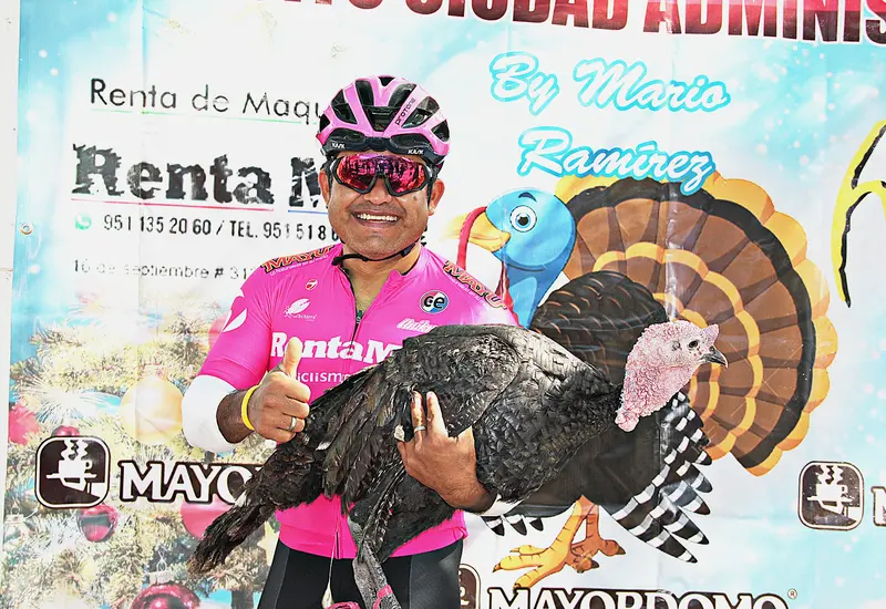 Ciclista y guajolote