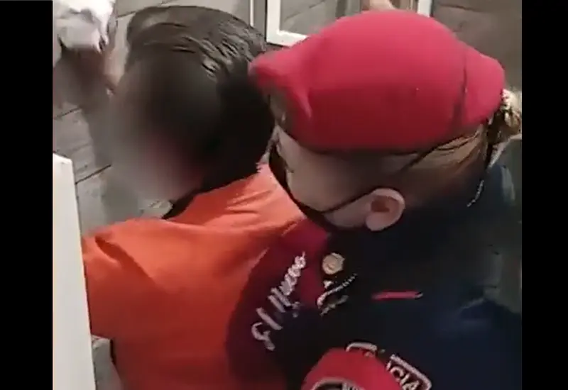 El video muestra a la vendedora que experimenta asfixia a causa de un pedazo de alimento que le obstruyó el flujo del aire.
