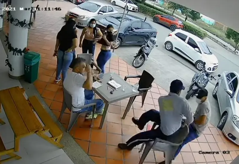 En las imágenes se puede ver cómo el agresor forcejea con la víctima.