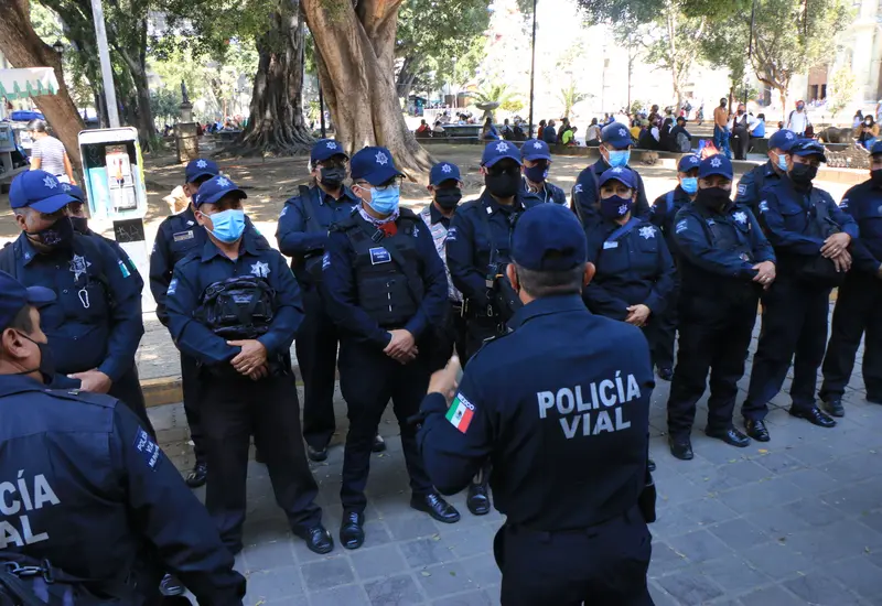 Policías protestando