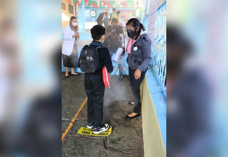 Estudiante siento sanitizado