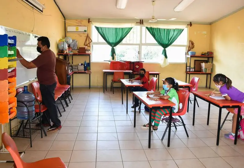 La SEP anunció que planea el regreso a clases presenciales con un 80% de aforo en enero de 2022.