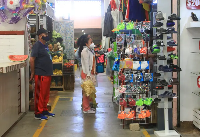 Familias comprando comida