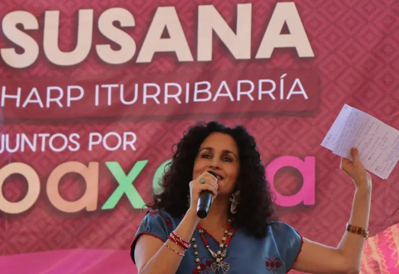 Susana Harp hablando en el micrófono