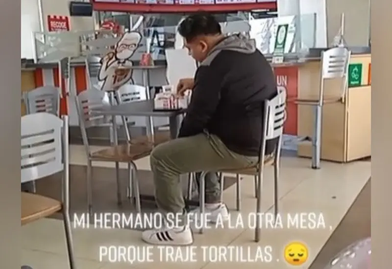 Persona comiendo en KFC TikTok