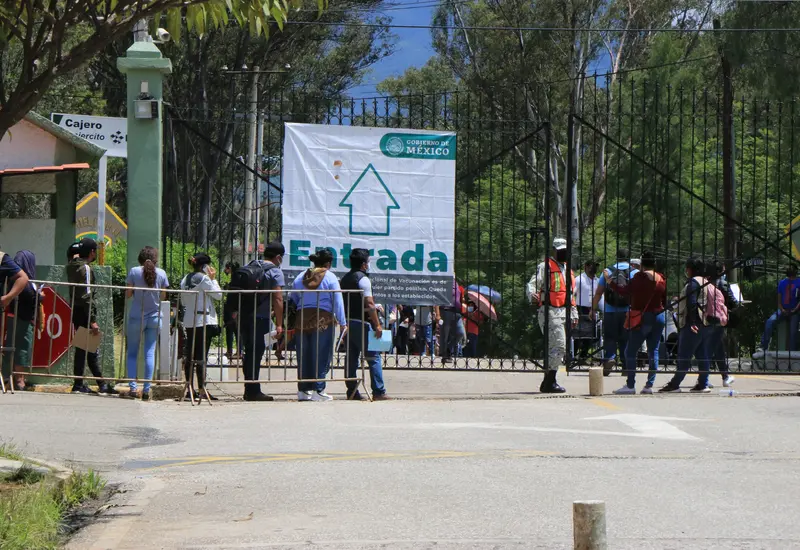 Personas haciendo fila para vacuna