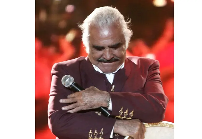Se sabe que Vicente y Gerardo, hijo de Vicente Fernández, así como la esposa del Charro de Huentitán, Doña Cuquita, permanecen desde temprano en el hospital al pendiente de la salud de "Don Chente".  