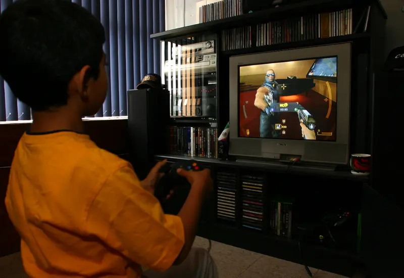 Niño jugando videojuego