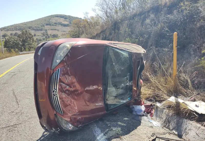 Camioneta volcada en camioneta
