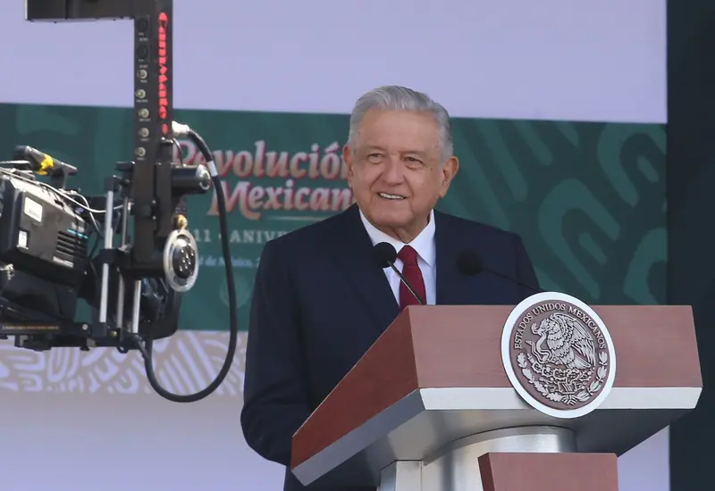 AMLO hablando en micrófono