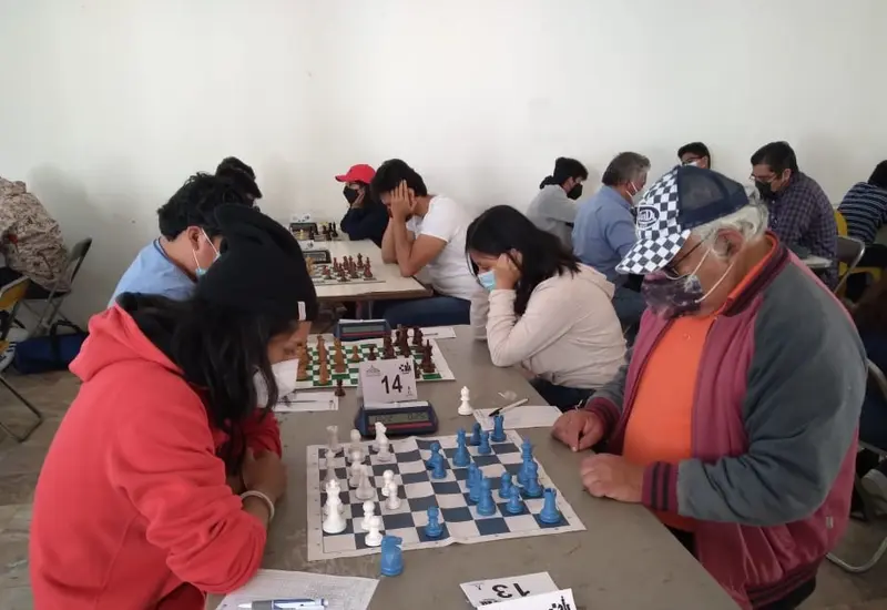 Personas jugando ajedrez