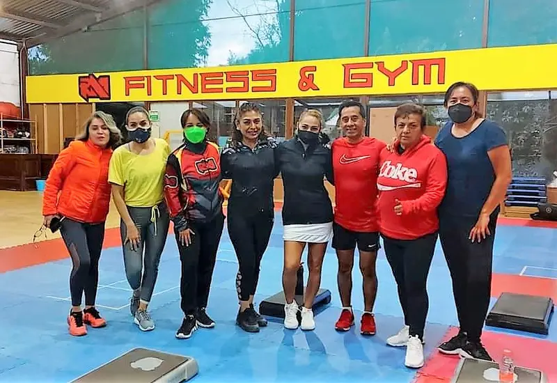 Alondra Ríos y Maricruz Souberbielle con asistentes al workshop de reggaetón.