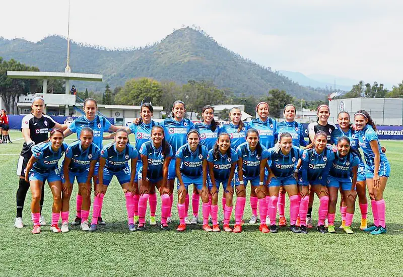 Eleisa Santos y equipo de futbol
