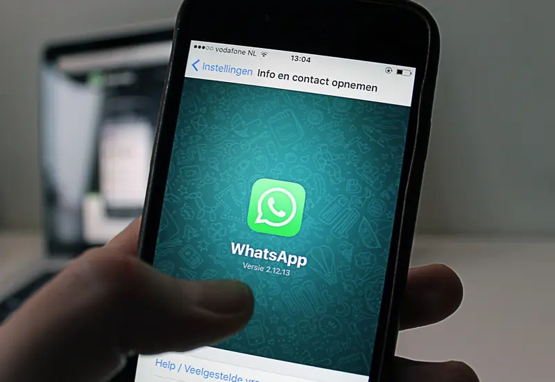 Celular con WhatsApp