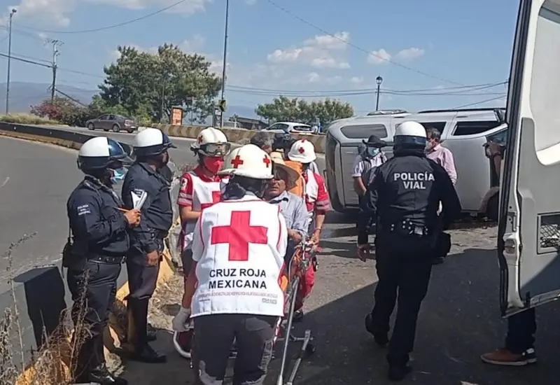 Cruz roja auxiliando a hombre atropellado