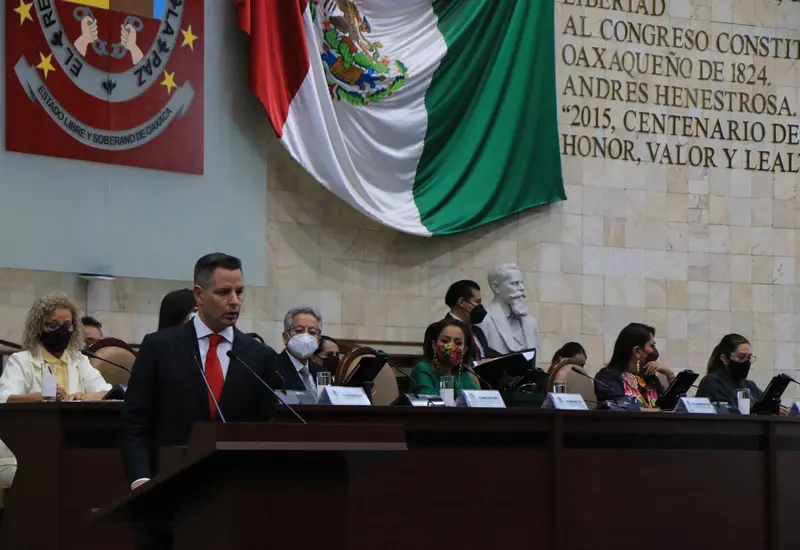 Alejandro Murat y diputados en el Congreso