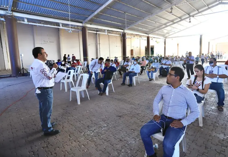 Armando Contreras y militantes.