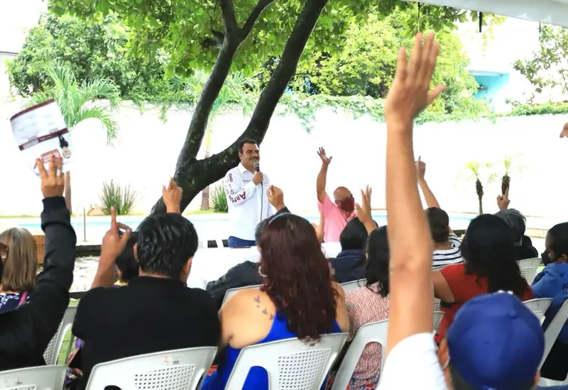 Armando Contreras y militantes.