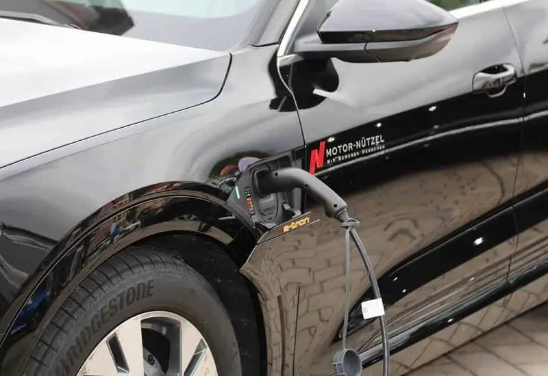 La industria automotriz ha estado en el ojo público con las leyes ecológicas que se han planteado muchos países respecto a la contaminación.