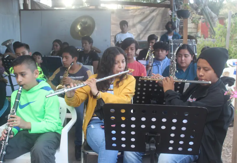 Jóvenes tocando instrumentos de viento