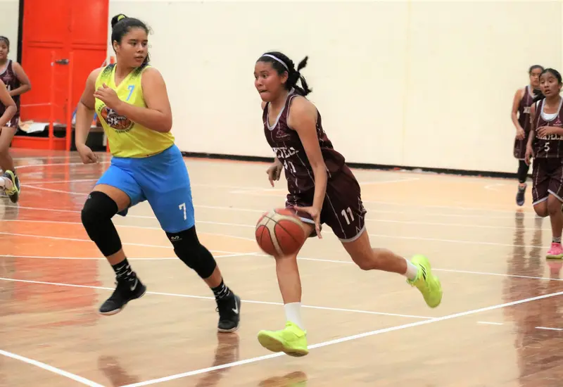 Basquetbolistas jugando 