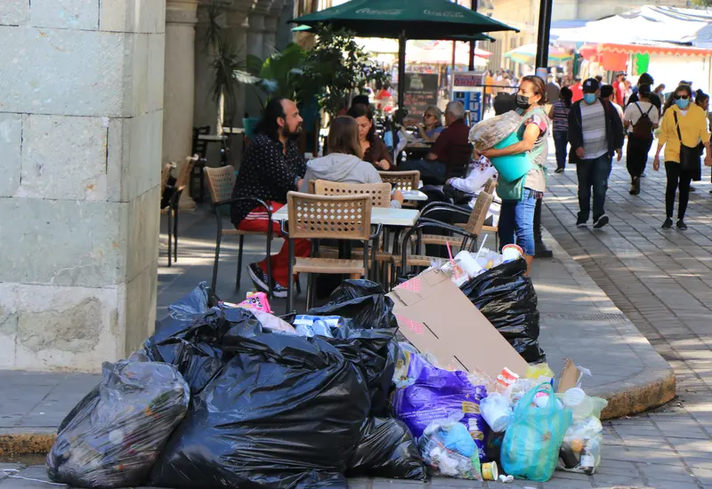 Basura en el zócalo de Oaxaca