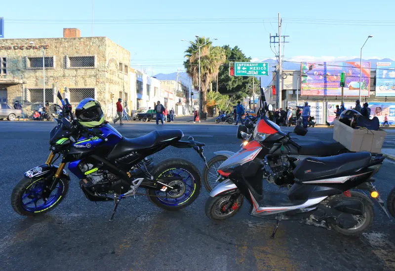 Motos bloqueando crucero de Oaxaca