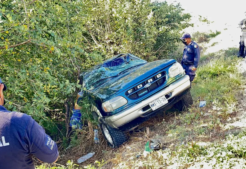 Hombre queda colgado en su camioneta